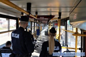 Zdjęcia przedstawiają policjantów patrolujących Wrocław