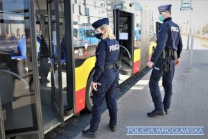 Zdjęcia przedstawiają policjantów patrolujących Wrocław