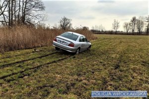 Uszkodzony pojazd stojący w środku pola