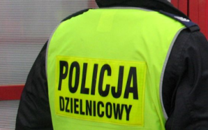 Dzielnicowi z Psiego Pola zatrzymali mężczyznę poszukiwanego trzema listami gończymi i drugiego, który miał narkotykami