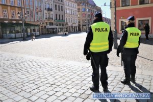 Policjanci patrolujący wrocławski rynek