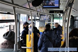 Policjantki wraz z pracownikami MPK podczas przejazdu autobusem