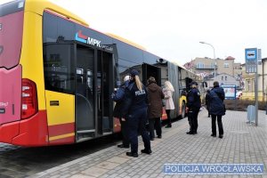 Policjantki wraz z pracownikami MPK podczas wsiadania do autobusu