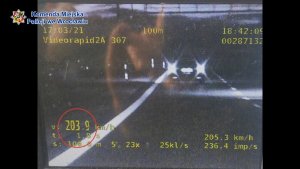 Jechał ponad 200 km/godz. pojazdem niedopuszczonym do ruchu i miał sfałszowane prawo jazdy. Pirat drogowy zatrzymany przez wrocławskich policjantów z grupy SPEED