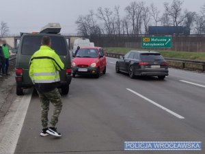 Uszkodzony bus oraz samochód osobowy w wyniku kolizji na A-4