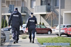 Umundurowani funkcjonariusze podczas patrolu na jednym z wrocławskich osiedli