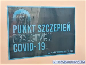 Tabliczka z napisem Punkt Szczepień Covid-19