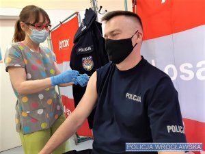 Komendant Miejski Policji we Wrocławiu podczas szczepienia