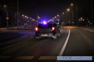 Nieoznakowany radiowóz nocą na ulicy