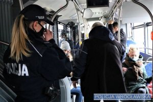 Policjantka jadąca autobusem