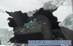 Uszkodził pięć samochodów, a chwilę później został zatrzymany przez wrocławskich policjantów. Był osobą poszukiwaną i trafił prosto do aresztu