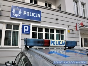Mundurowi ze Śródmieścia pomogli kobiecie, która zachorowała na COVID-19 i przebywała sama w domu