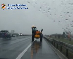 Jechał koparką po „ekspresówce”, a nie mógł tego robić z co najmniej kilku powodów…