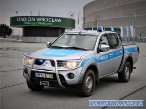 Zdjęcia przedstawiają policjantów biorących udział w zabezpieczeniu oraz policyjne radiowozy