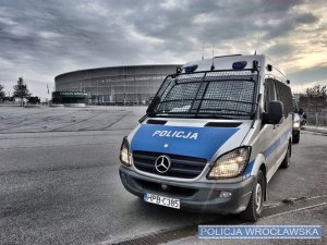 Policjanci dbali o bezpieczeństwo w rejonie wrocławskiego stadionu