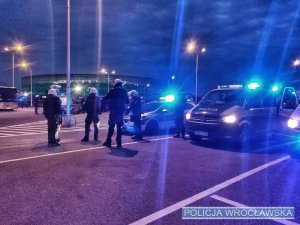 Zdjęcia przedstawiają policjantów biorących udział w zabezpieczeniu oraz policyjne radiowozy