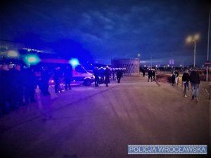 Zdjęcia przedstawiają policjantów biorących udział w zabezpieczeniu oraz policyjne radiowozy