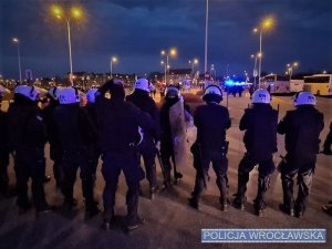 Zdjęcia przedstawiają policjantów biorących udział w zabezpieczeniu oraz policyjne radiowozy