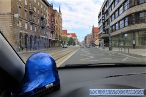 Kogut policyjny leżący na podszybiu nieoznakowanego radiowozu podczas patrolu