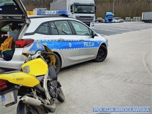 Zatrzymany po pościgu żółty motocykl oraz znalezione narkotyki w woreczku strunowym