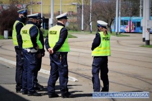 Zdjęcia przedstawiają funkcjonariuszy Wydziału Ruchu Drogowego ubranych w mundury oraz żółte, odblaskowe kamizelki. Na zdjęciach są również pracownicy MPK oraz pojazdy służbowe zarówno Policji, jak i MPK