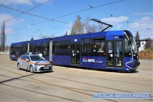 Zdjęcia przedstawiają funkcjonariuszy Wydziału Ruchu Drogowego ubranych w mundury oraz żółte, odblaskowe kamizelki. Na zdjęciach są również pracownicy MPK oraz pojazdy służbowe zarówno Policji, jak i MPK