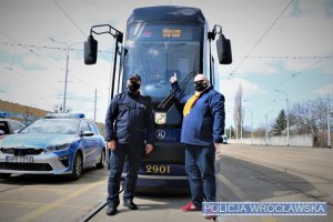 Zdjęcia przedstawiają funkcjonariuszy Wydziału Ruchu Drogowego ubranych w mundury oraz żółte, odblaskowe kamizelki. Na zdjęciach są również pracownicy MPK oraz pojazdy służbowe zarówno Policji, jak i MPK