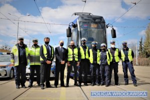 Zdjęcia przedstawiają funkcjonariuszy Wydziału Ruchu Drogowego ubranych w mundury oraz żółte, odblaskowe kamizelki. Na zdjęciach są również pracownicy MPK oraz pojazdy służbowe zarówno Policji, jak i MPK