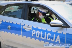 46-latek pomimo spożytego wcześniej alkoholu wsiadł za kierownicę. Zamienił się z pasażerką miejscami, gdy zobaczył policjantów z drogówki. Wpadli, bo zostali przez nich zauważeni