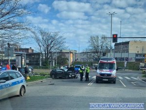 Policyjny pościg za nietrzeźwym kierującym na ulicach Wrocławia. Sprawca swoją nieudaną ucieczkę zakończył powodując zdarzenie drogowe