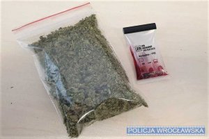 Zabezpieczona marihuana w woreczku foliowym i tester narkotykowy