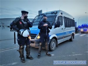 Wrocławscy policjanci zabezpieczali piłkarskie derby na Stadionie Miejskim