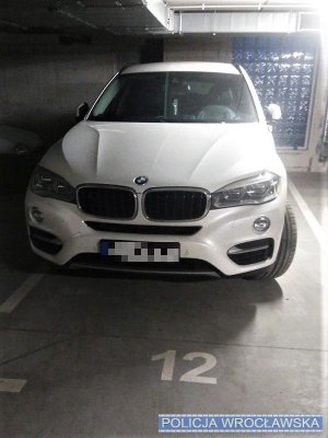 Osobowe bmw stojące na parkingu podziemnym