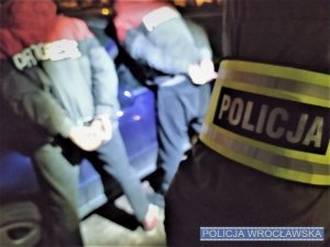 Biegli w środku nocy chodnikiem niosąc rower. Dwaj sprawcy kradzieży zostali zatrzymani przez policjantów