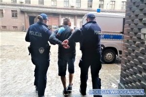 Zaatakował policjantów nożem. Trafił prosto za kratki