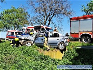 Policjanci z drogówki w drodze na służbę udzielili pomocy poszkodowanym uczestnikom niebezpiecznego zdarzenia drogowego