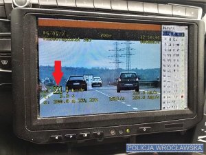 Jechał 221 km/h drogą S8 - zatrzymali go policjanci z wrocławskiej drogówki