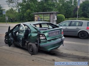 Rozbity pojazd marki Renault na miejscu zdarzenia