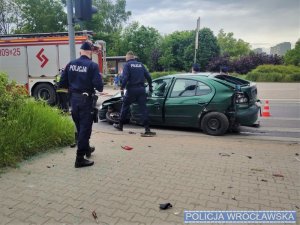 Rozbity pojazd marki Renault na miejscu zdarzenia