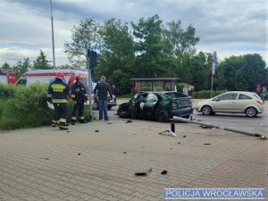 Rozbity pojazd marki Renault na miejscu zdarzenia