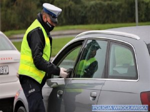 Policjanci wydziału ruchu drogowego w trakcie kontroli drogowej