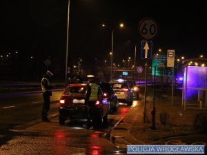 Policjanci wydziału ruchu drogowego w trakcie kontroli drogowej