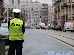 Policjanci wydziału ruchu drogowego w trakcie kontroli drogowej