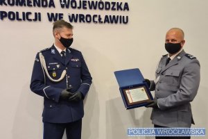 Komendant Wojewódzki Policji we Wrocławiu z Zastępcą Komendanta Miejskiego Policji we Wrocławiu