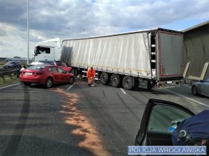 Miejsce zdarzenia drogowego z uszkodzonymi pojazdami