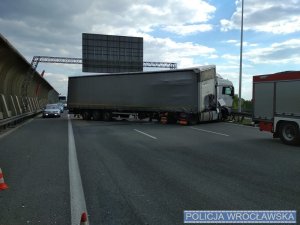 Pojazd ciężarowy z naczepą stojący w poprzek drogi