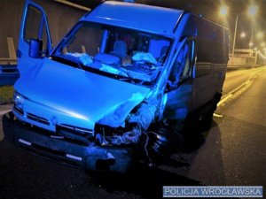 Uszkodzony bus marki Renault stojący na autostradzie