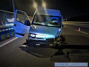 Uszkodzony bus marki Renault stojący na autostradzie