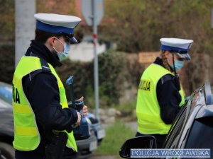 Policjanci kontrolujący pojazd