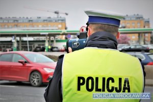 Policjant mierzący prędkość